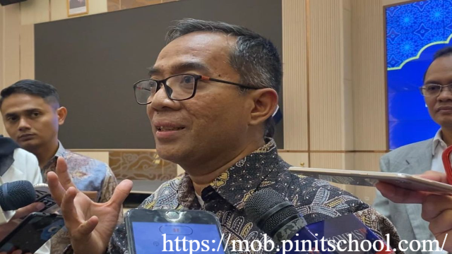 Respons Universitas Udayana dan Mendiktisaintek atas Dugaan Perundungan Mahasiswa: Alarm bagi Dunia Pendidikan - Kasus dugaan perundungan yang menimpa mahasiswa Universitas Udayana (Unud), Timothy Anugrah Saputra, menjadi sorotan publik dan memunculkan keprihatinan mendalam. Peristiwa tragis ini tidak hanya mengguncang civitas akademika Unud, tetapi juga mengundang perhatian Kementerian Pendidikan Tinggi, Sains, dan Teknologi (Mendiktisaintek). Berbagai respons telah diberikan, mulai dari pembentukan tim investigasi hingga seruan untuk menjadikan kasus ini sebagai alarm bagi dunia pendidikan agar lebih peka terhadap kondisi psikologis mahasiswa.